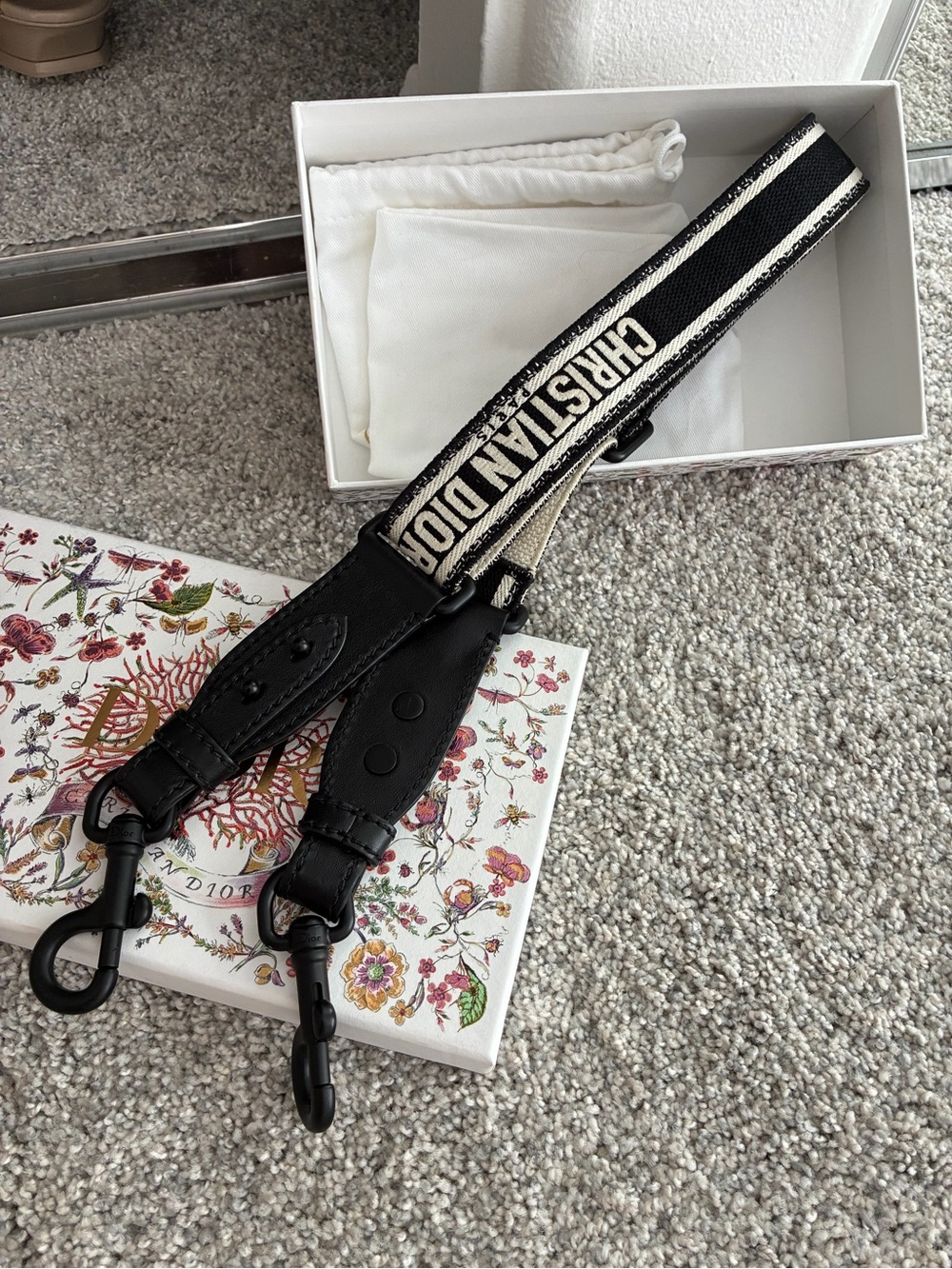 Authentic Dior adjustable strap never worn
Comes with original box and dust bag